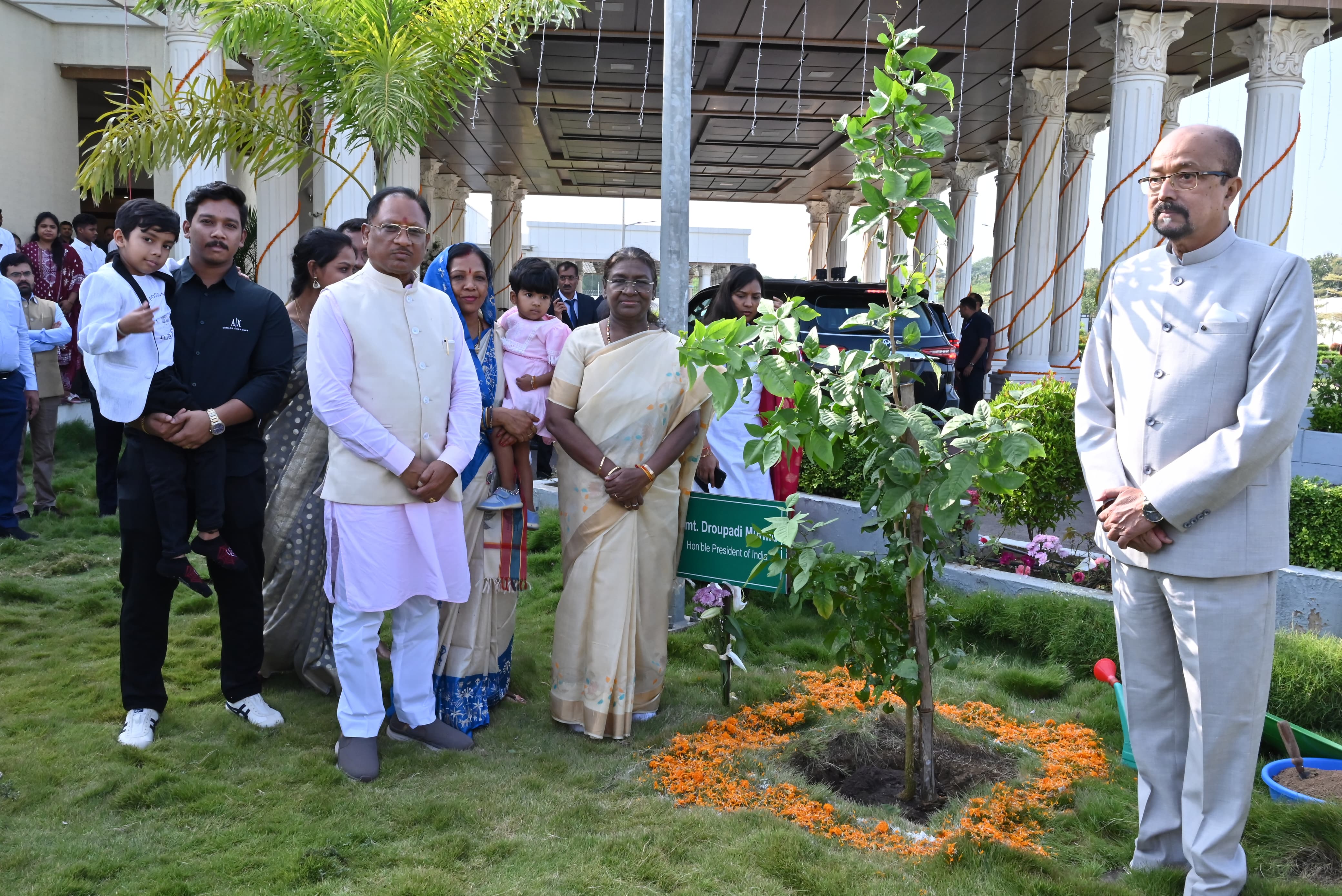 राष्ट्रपति श्रीमती द्रौपदी मुर्मु ने मुख्यमंत्री निवास में रोपा बेल का पौधा