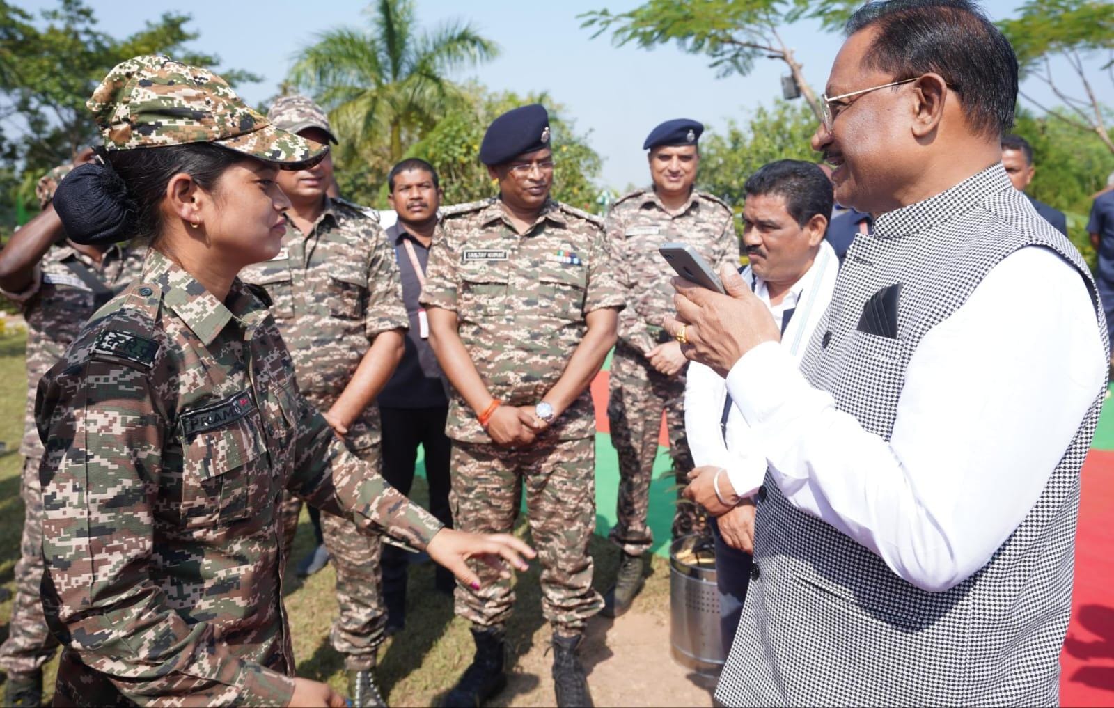 मुख्यमंत्री ने सीआरपीएफ़ बस्तरिया बटालियन की जवान प्रमिका दुग्गा की माता जी से फोन पर की बात