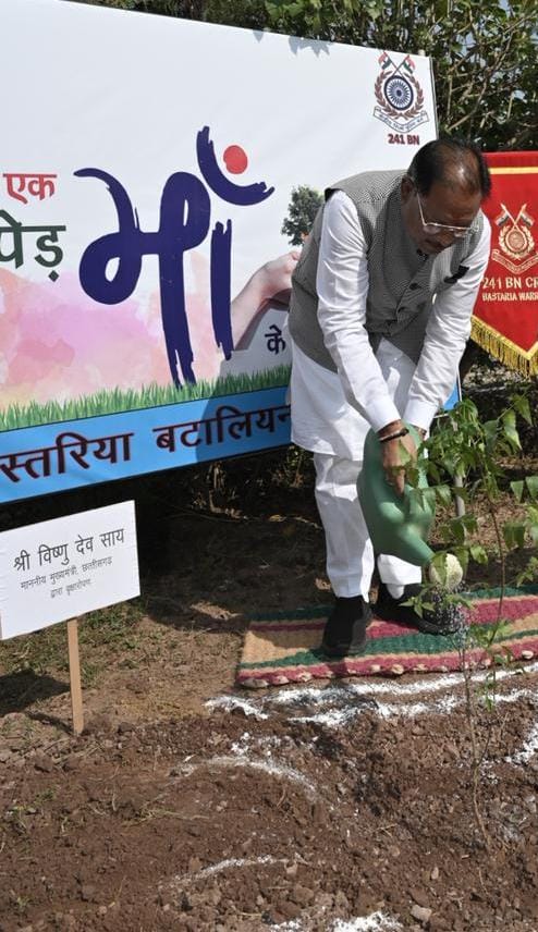 मुख्यमंत्री विष्णु देव साय ने “एक पेड़ मां के नाम” अभियान के तहत सीआरपीएफ के बस्तरिया बटालियन परिसर में लगाया नीम का पौधा