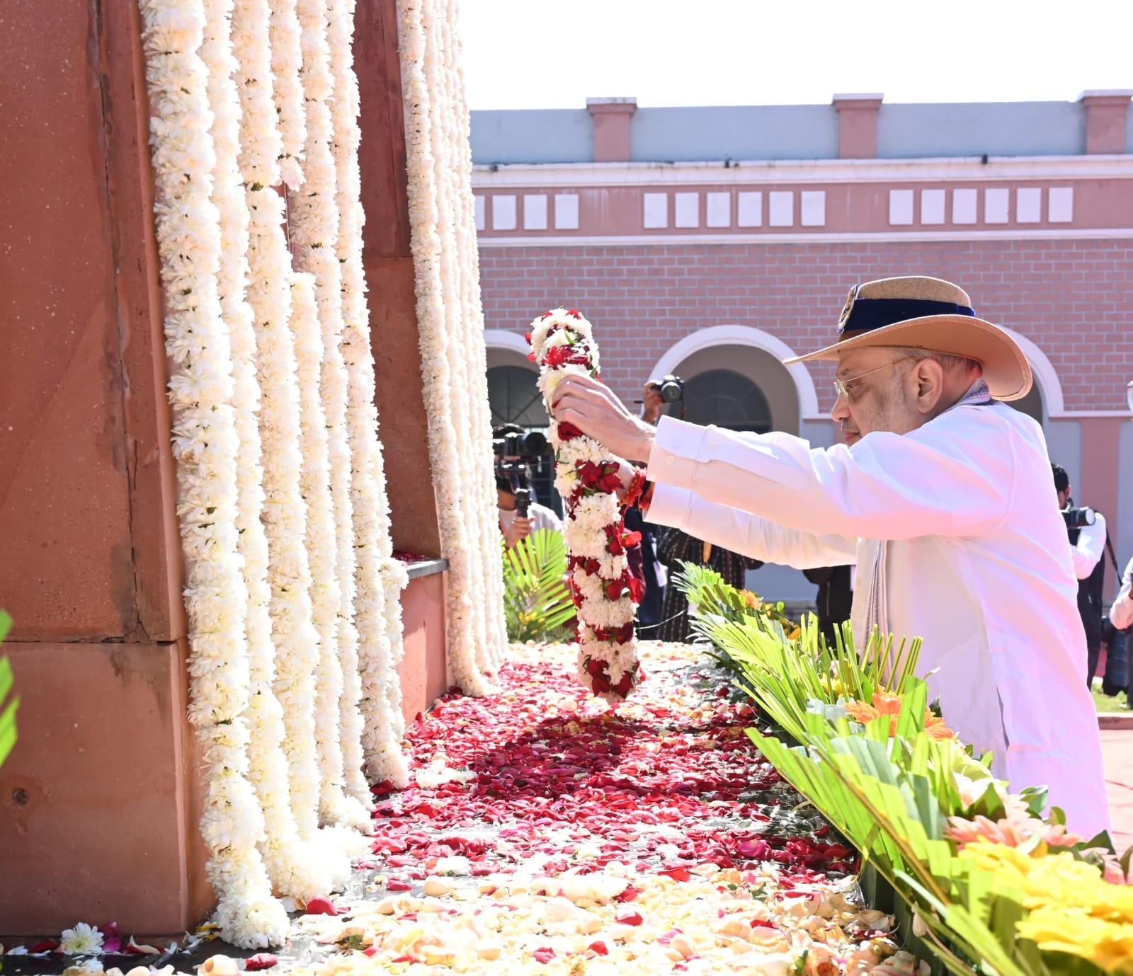 केंद्रीय गृह मंत्री श्री अमित शाह ने शहीद जवानों को दी श्रद्धांजलि