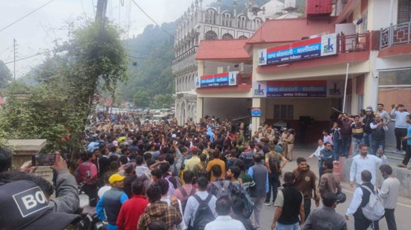 नैनीताल में ‘कर्फ्यू’ : बच्ची से दुष्कर्म मामले में सड़क पर प्रदर्शनकारियों का हंगामा,पेशी के दौरान रेप के आरोपी को पीटने दौड़े वकील