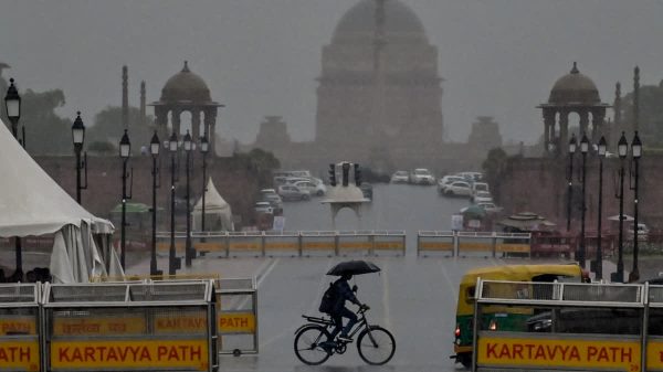 Delhi Weather : कुछ घंटों की बारिश में डूबी दिल्ली, बेमौसम बरसात में फिर डूबे दावे; आज भी यलो अलर्ट