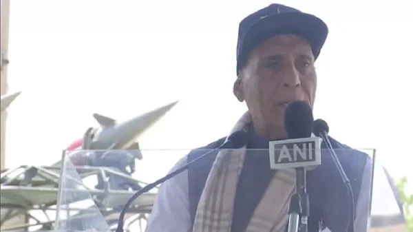 भुज से राजनाथ ने पड़ोसी को दिखाया आईना, कहा – ‘ब्रह्मोस ने पाकिस्तान को रात के अंधेरे में दिन का उजाला दिखाया’