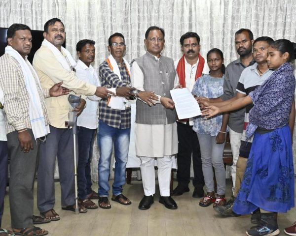 मुख्यमंत्री विष्णु देव साय से नक्सल हिंसा पीड़ितों के प्रतिनिधिमंडल ने की मुलाकात