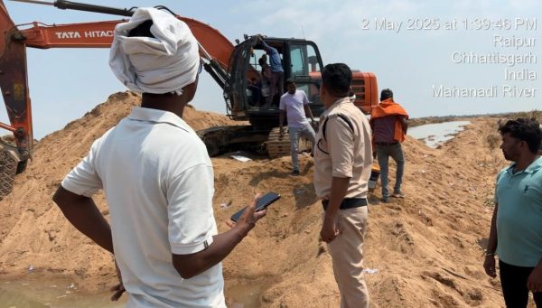 अवैध रेत उत्खनन के मामले में चिंगरौद में हाईवा और माउंटेन मशीन जब्त