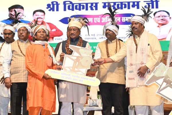 छत्तीसगढ़ पादप बोर्ड के नवनियुक्त अध्यक्ष विकास मरकाम के पदभार ग्रहण में शामिल हुए सीएम साय, कहा-औषधीय पौधों के संवर्धन से असीम संभावनाएं
