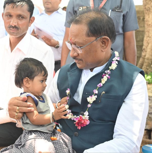 अचानक सहसा गांव पहुंचे मुख्यमंत्री साय…खाट पर बैठकर जाना जनमानस का हाल…कहा-मैं आप लोगों की दुख-तकलीफ जानने आया हूँ
