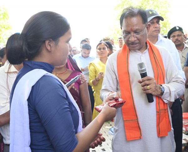 बैगा समुदाय की बिटिया ने किया टॉप, मुख्यमंत्री से की मुलाकात,अच्छे अंक लाने पर मुख्यमंत्री ने किया सम्मानित