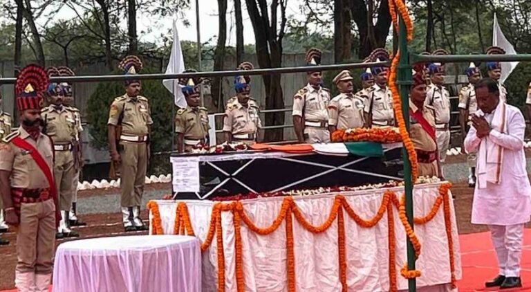 नक्सल ऑपरेशन में शहीद जवान को मुख्यमंत्री साय ने दी श्रद्धांजलि, विशेष विमान से गुजरात भेजा जाएगी पार्थिव देह