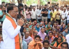 गुलमोहर पेड़ के नीचे लगी सीएम की चौपाल: सारंगढ़-बिलाइगढ़ जिले के ग्राम कनकबीरा में उतरा मुख्यमंत्री का उड़नखटोला