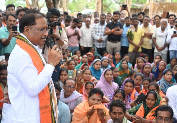 गुलमोहर पेड़ के नीचे लगी सीएम की चौपाल: सारंगढ़-बिलाइगढ़ जिले के ग्राम कनकबीरा में उतरा मुख्यमंत्री का उड़नखटोला