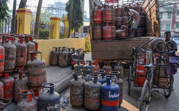 LPG Price Cut: मई के पहले दिन गैस सिलेंडर हुआ सस्ता, जानें आपके शहर में क्या है नया रेट