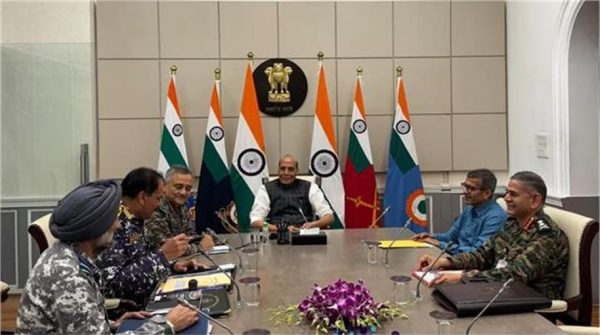 राजनाथ ने सीडीएस, तीनों सेना प्रमुखों के साथ बैठक कर सुरक्षा स्थिति की समीक्षा की,जमीनी हालात की ली जानकारी