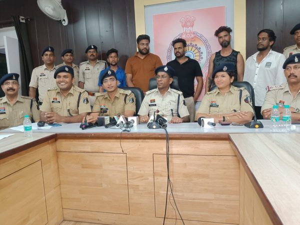 अंतरराज्यीय ड्रग तस्कर गैंग का भंडाफोड़, राजधानी से 18 किलो गांजे के साथ दंपति गिरफ्तार