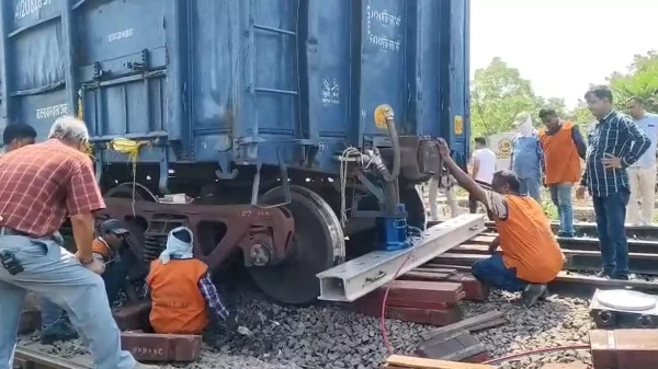 रायपुर रेलवे स्टेशन के पहले डिरेल हुए मालगाड़ी के दो डिब्बे: ट्रेनों की आवाजाही प्रभावित, रेस्क्यू जारी