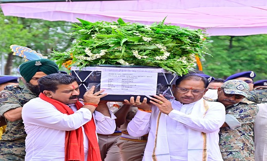 मुख्यमंत्री ने नक्सल मुठभेड़ में शहीद जवान मेहुल भाई को दी श्रद्धांजलि…शहीद मेहुल भाई के पार्थिव शरीर को कंधा देकर दी अंतिम विदाई