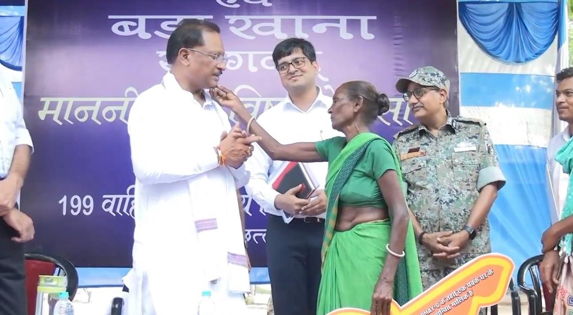 मॉं नें अपने बेटे को चूम लिया, आवास की चाबी मिलने पर मगन  शम्मी दुर्गम