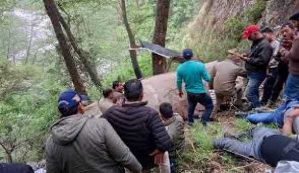 उत्तरकाशी में हेलिकॉप्टर दुर्घटनाग्रस्त: दर्दनाक हादसे में पायलट समेत छह यात्रियों की मौत,इलाके में ख़राब मौसम को लेकर चेतावनी जारी