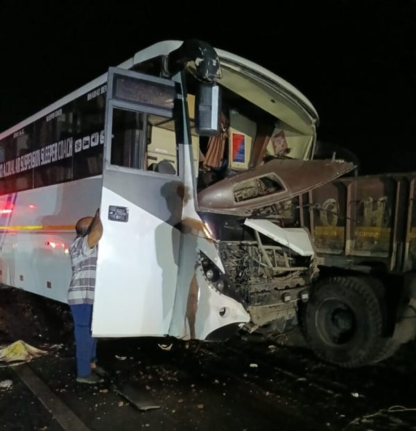 सड़क किनारे खड़ी ट्रक ने टकराई यात्री बस हुई हादसे का शिकार, एक की मौत,8 लोग घायल