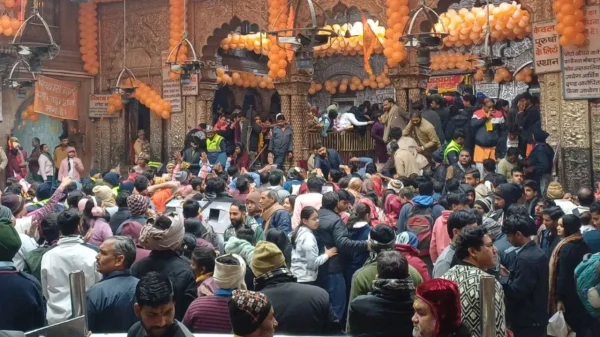 वृंदावन के बांकेबिहारी मंदिर में हादसा: रस्सी टूटने से गिरा फूल बंगला,बाल-बाल बचे श्रद्धालु,मचा हड़कंप