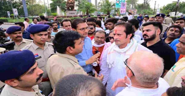 रायपुर में सड़क हादसों पर फूटा गुस्सा, तेलीबांधा चौक पर कांग्रेस का प्रदर्शन