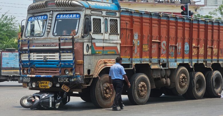 ACCIDENT BREAKING : तेलीबांधा चौक पर भीषण सड़क हादसा, ट्रक की चपेट में आने से युवती की मौके पर मौत