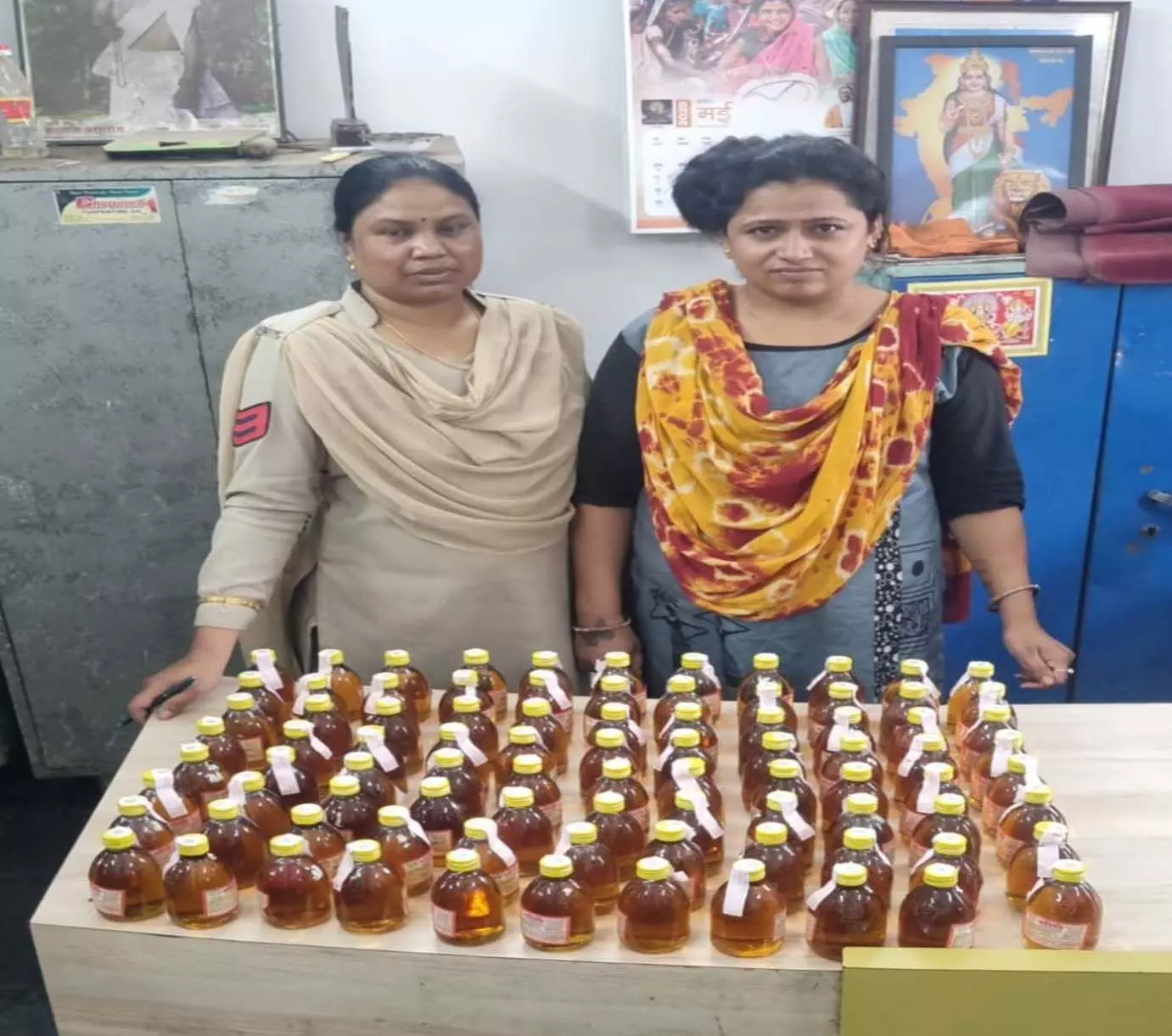 रायपुर में एक्टिवा से शराब तस्करी कर रही महिला गिरफ्तार…88 पौवा शराब और वाहन जब्त