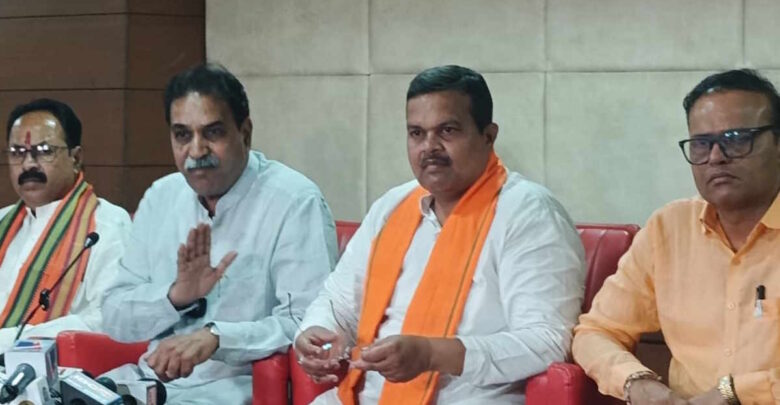 रायपुर: स्काई वॉक को लेकर मूणत का कांग्रेस पर हमला, बोले – रिपोर्ट पढ़े बिना कर रहे बयानबाजी