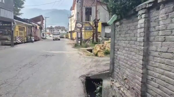 Breaking पठानकोट एयरबेस पर रेड अलर्ट : 45 मिनट से लगातार हो रहे धमाके,बाजार करवाए गए बंद,लोगों से घरों में रहने की अपील