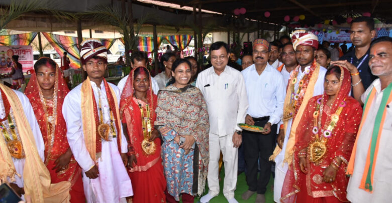 मुख्यमंत्री कन्या विवाह योजना के तहत 48 जोड़ों का सामूहिक विवाह, नवविवाहितों को 35-35 हजार रुपये की आर्थिक सहायता