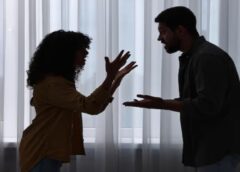 पत्नी से अफेयर का शक, 20 साल के युवक पर मटन काटने वाले हथियार से कर दिया हमला, पुलिस कर रही तलाश