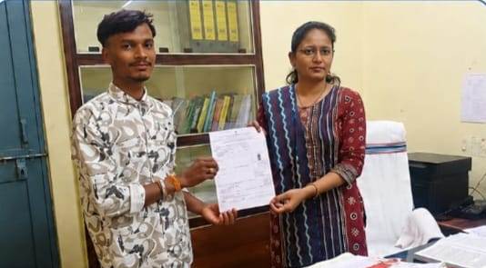 मुकुंद धीमर को सीएम हेल्पलाइन के माध्यम से मिला आधार कार्ड