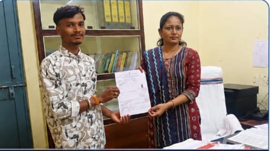 दुर्ग में सीएम हेल्पलाइन की मदद से आधार कार्ड प्राप्त करते मुकुंद धीमर