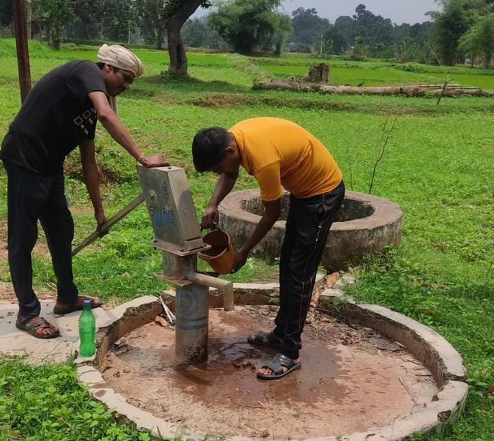 ग्राम सेमरिया में लोक स्वास्थ्य यांत्रिकी विभाग द्वारा हैंडपंपों का क्लोरीनेशन