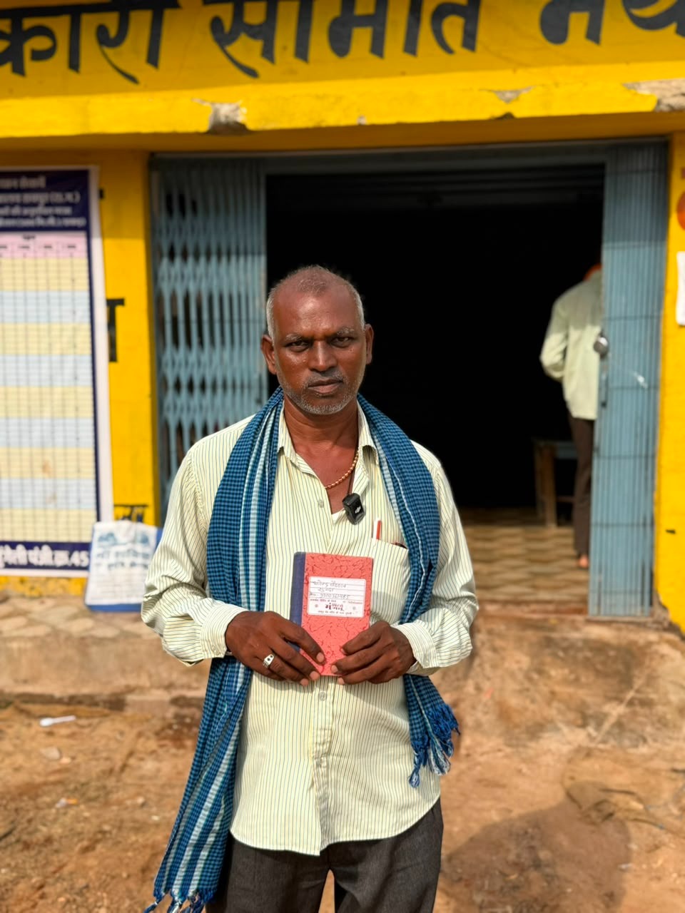 रायपुर में धान की खेती करता किसान