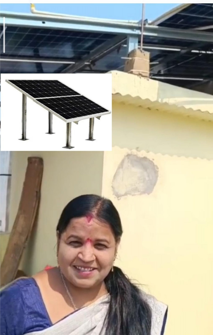 रायपुर में PM सूर्य घर योजना लाभार्थी संचिता ताम्रकार अपने घर के सोलर पैनल के साथ