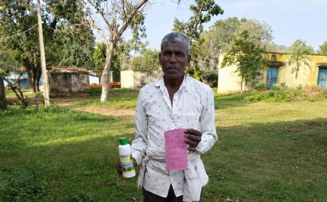 किसान मिठाईलाल अपने हरे-भरे खेत में, वैज्ञानिक खेती और नैनो डीएपी के उपयोग से सफलता दर्शाते हुए।