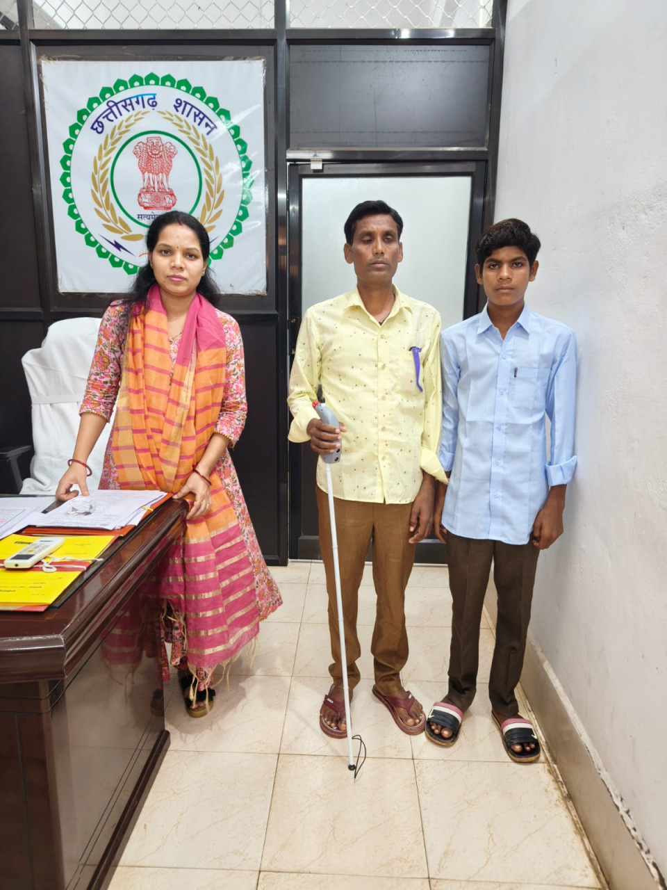 रायपुर जिला प्रशासन द्वारा दृष्टिबाधित योगेश जंघेल को स्मार्ट छड़ी प्रदान करते हुए