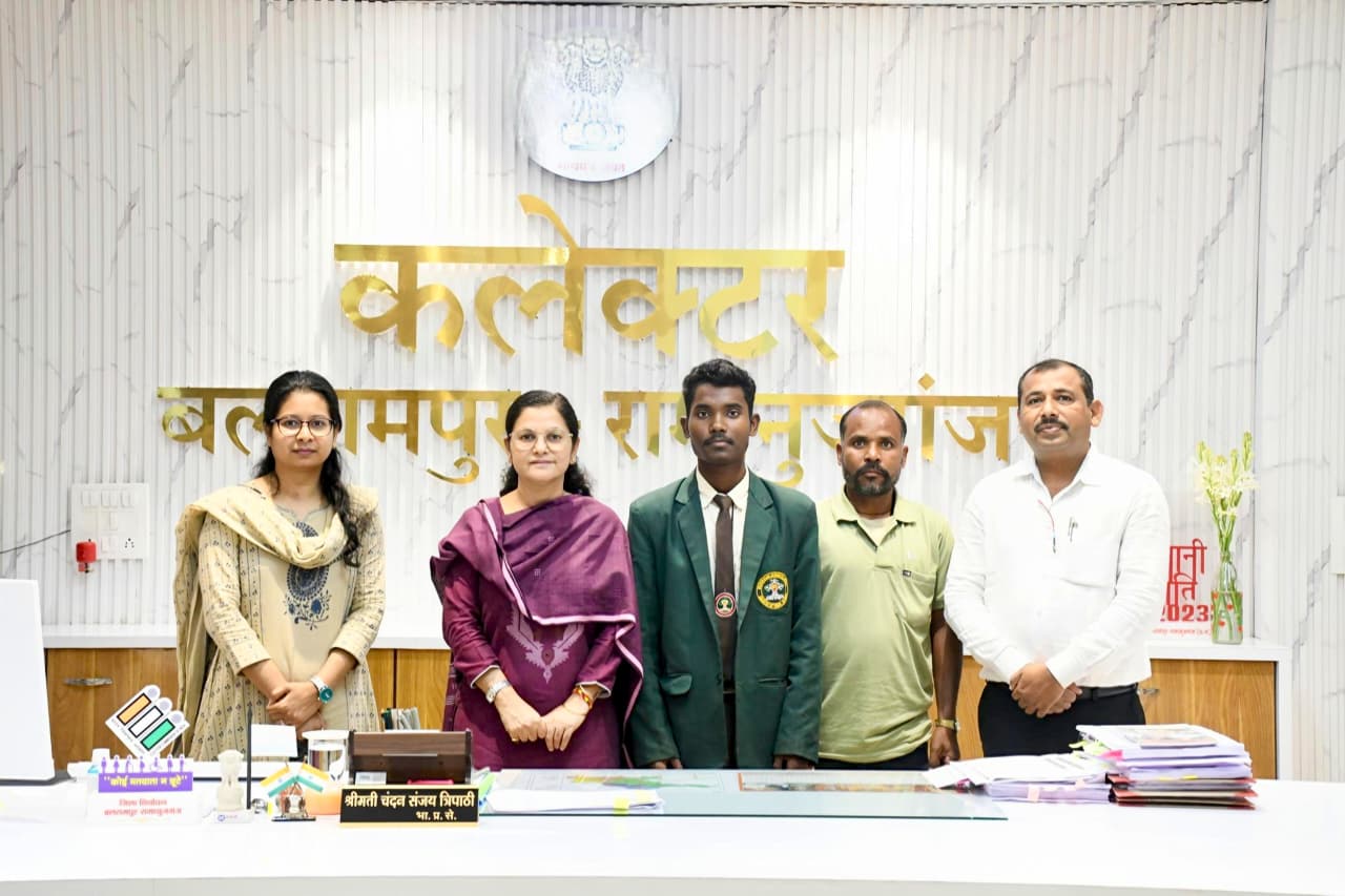 नीट परीक्षा में सफल रमन कुमार को सम्मानित करते हुए कलेक्टर