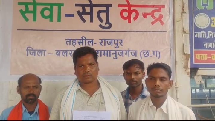 सेवा सेतु पोर्टल पर ऑनलाइन सरकारी सेवाएं प्राप्त करते ग्रामीण नागरिक