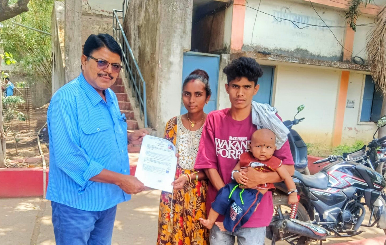 छत्तीसगढ़ सेवा सेतु पोर्टल का उपयोग कर विवाह पंजीयन प्रमाण पत्र प्राप्त करते नागरिक