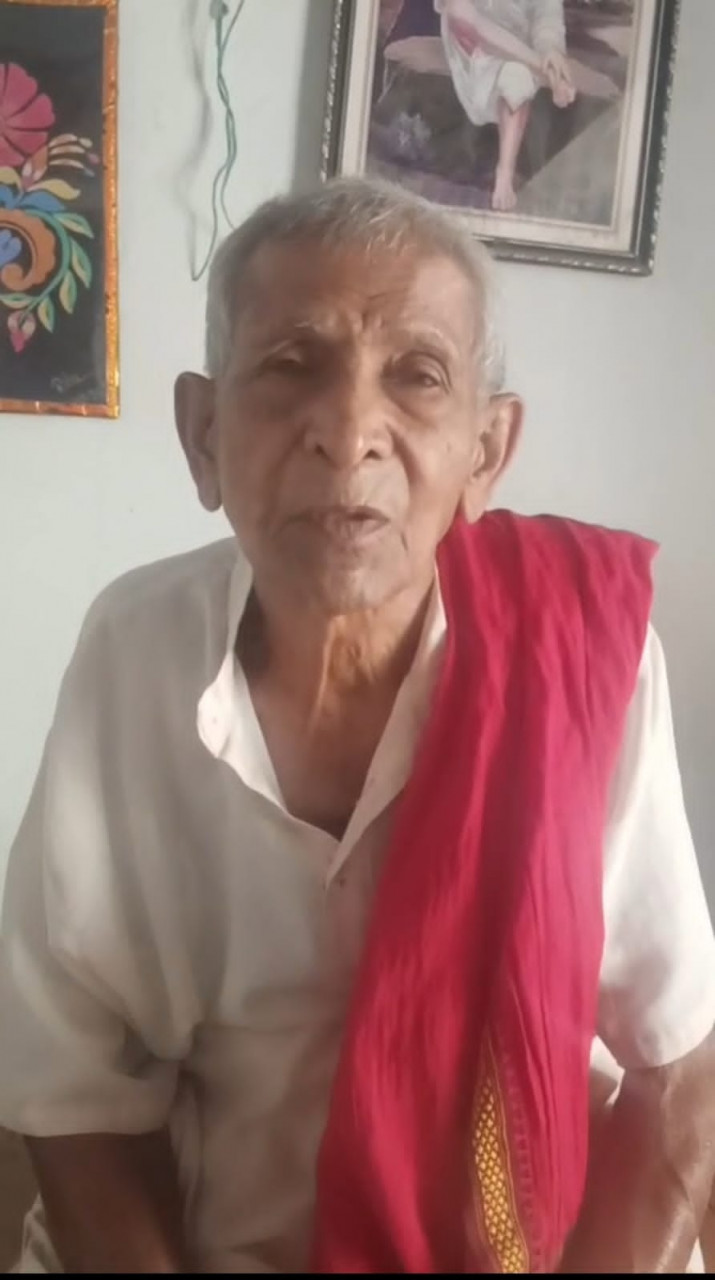 रायपुर के 85 वर्षीय बुजुर्ग तिरिथ राम साहू स्वच्छता अभियान चलाते हुए