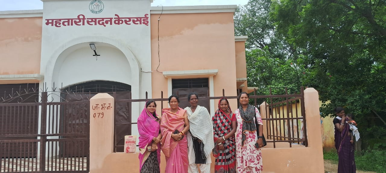 जशपुर महतारी सदन में महिला समूह की बैठक