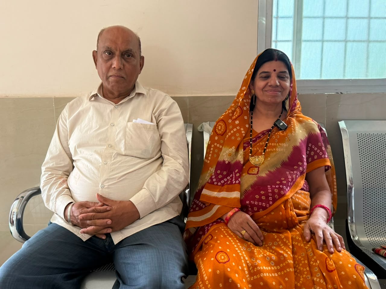 मुंगेली जिला अस्पताल में फिजियोथेरेपी से घुटनों और कमर के दर्द से राहत पाती सुमन सोनी