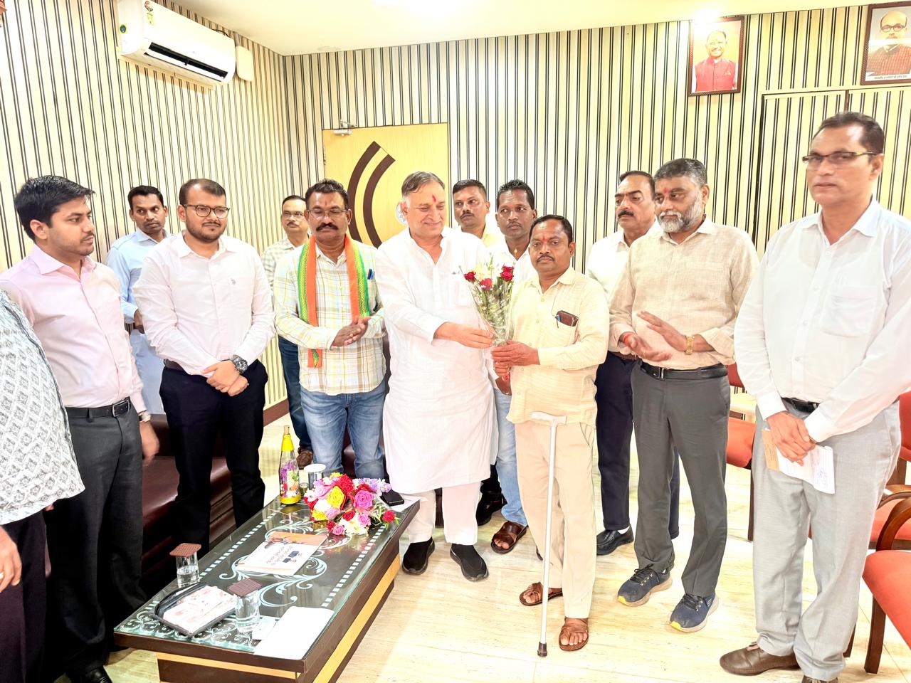 दिव्यांग सशक्तिकरण योजना छत्तीसगढ़: लाभार्थी प्रशिक्षण में या उत्पाद दिखाते हुए