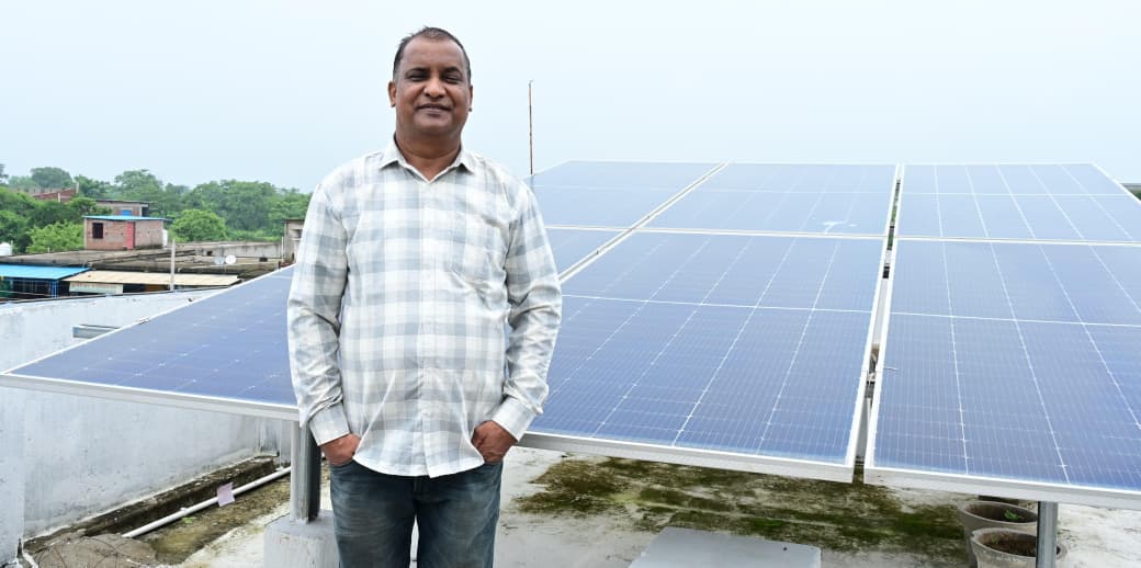 छत्तीसगढ़ में घर की छत पर लगा सोलर पैनल