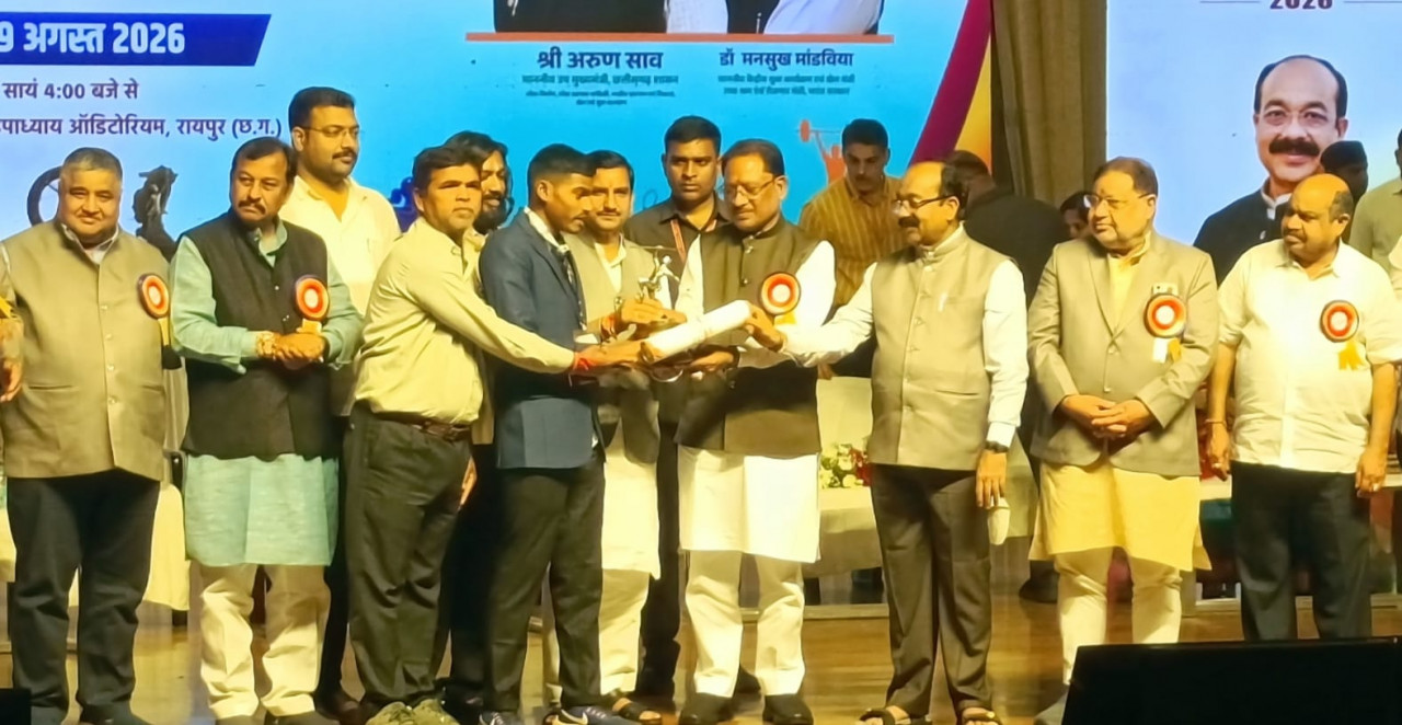राज्य खेल अलंकरण समारोह में सम्मानित होते महासमुंद के खिलाड़ी