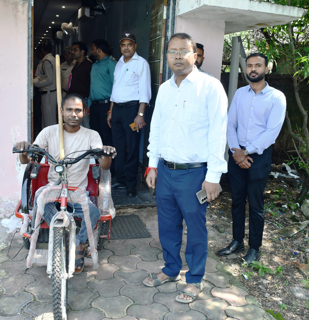 मुंगेली जनदर्शन में बैटरी चलित ट्राईसाइकिल प्राप्त करता दिव्यांग