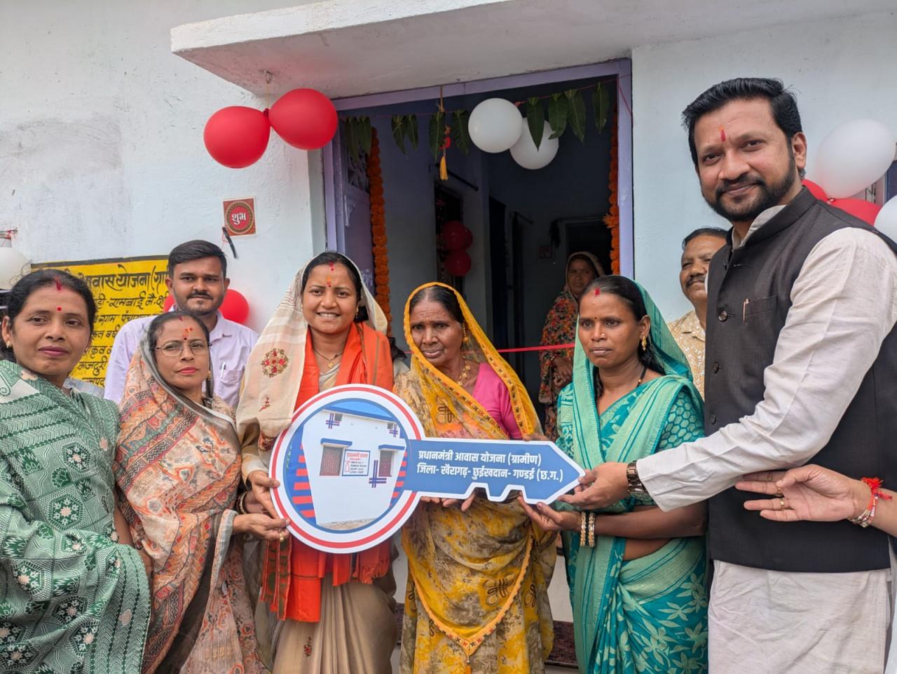 प्रधानमंत्री आवास योजना के तहत नवनिर्मित गृह प्रवेश कार्यक्रम में मंत्री लक्ष्मी राजवाड़े