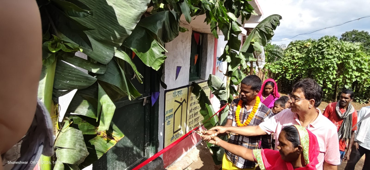 पीएम जनमन योजना के तहत नवनिर्मित पक्के मकान में गृह प्रवेश करते पहाड़ी कोरवा परिवार